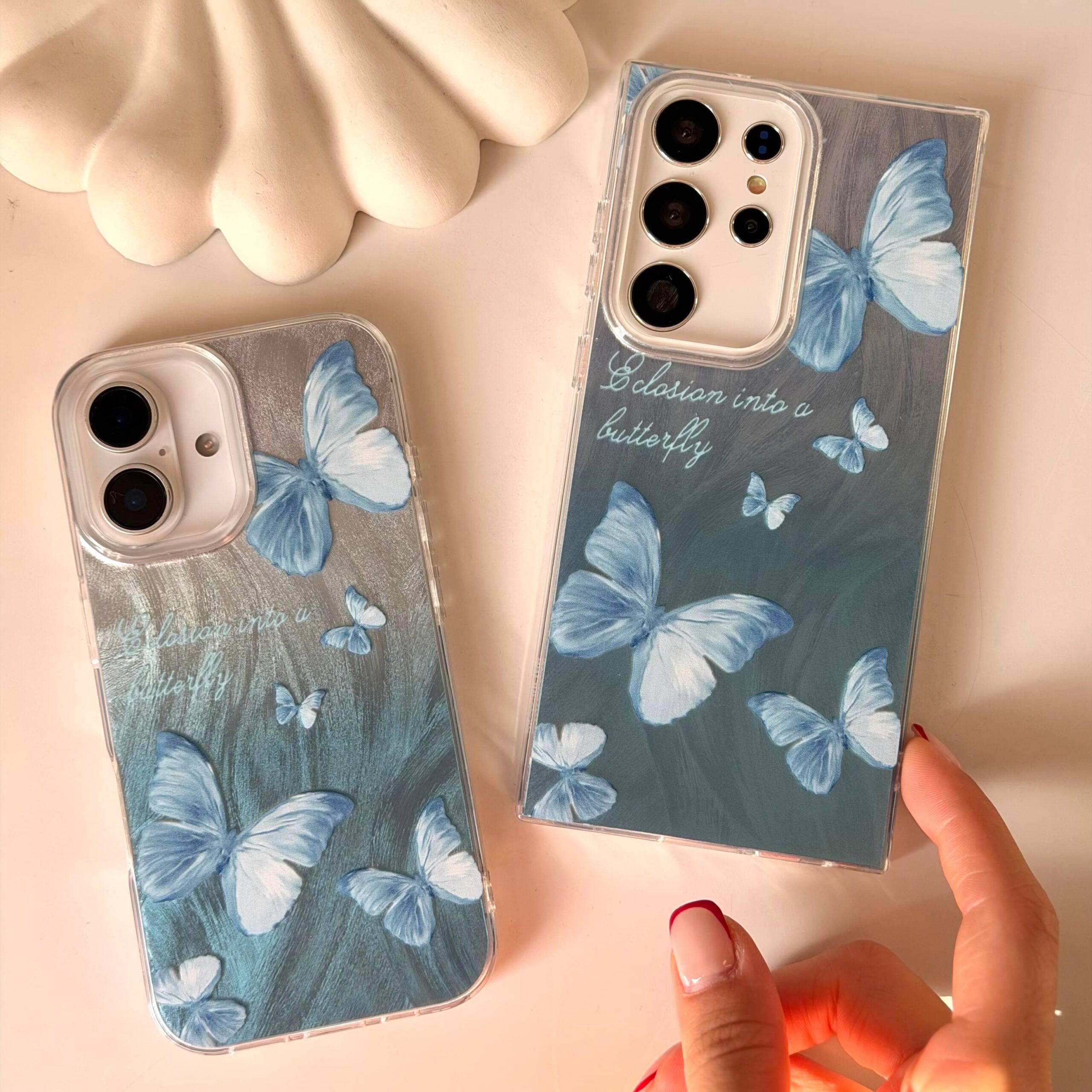 کاور Misty Butterfly (پروانه در مه)