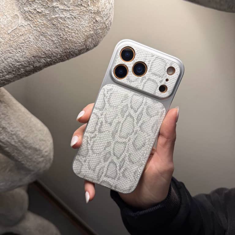 قاب طرح پوست ماری به همراه محافظ دور لنز آیفون رنگ سفید